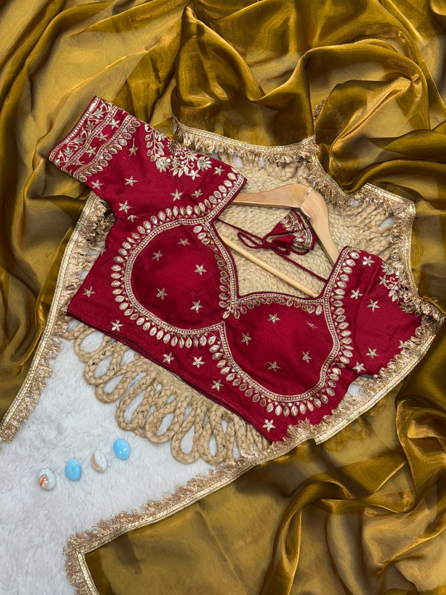 Queen Golden Saree With Red Blouse