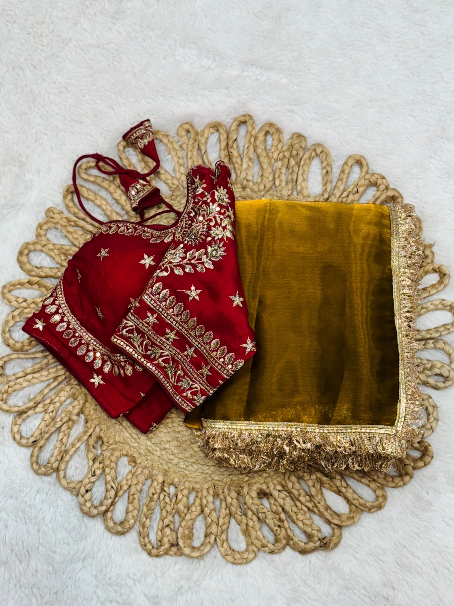 Queen Golden Saree With Red Blouse