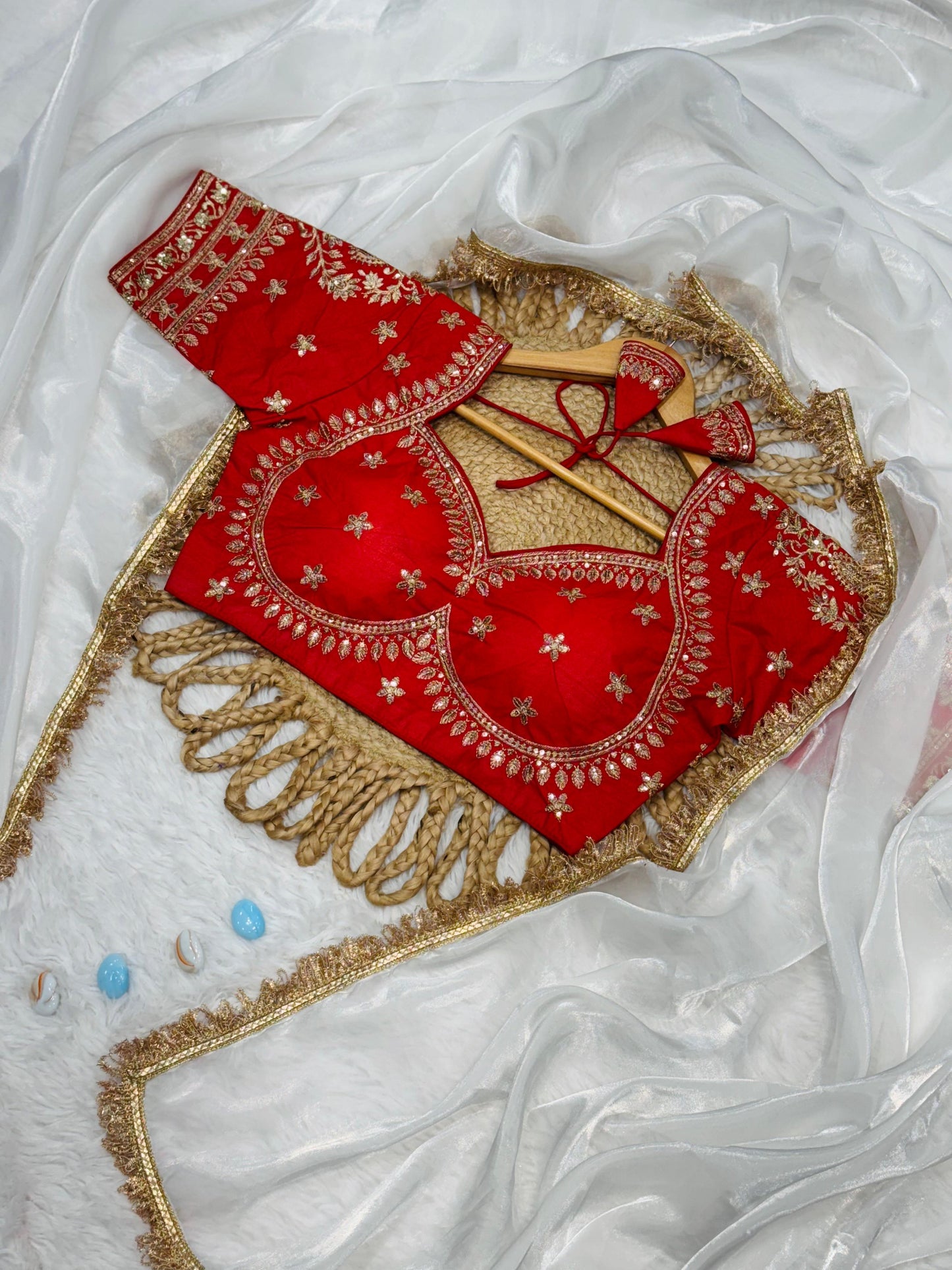 Queen White Saree With Red Blouse